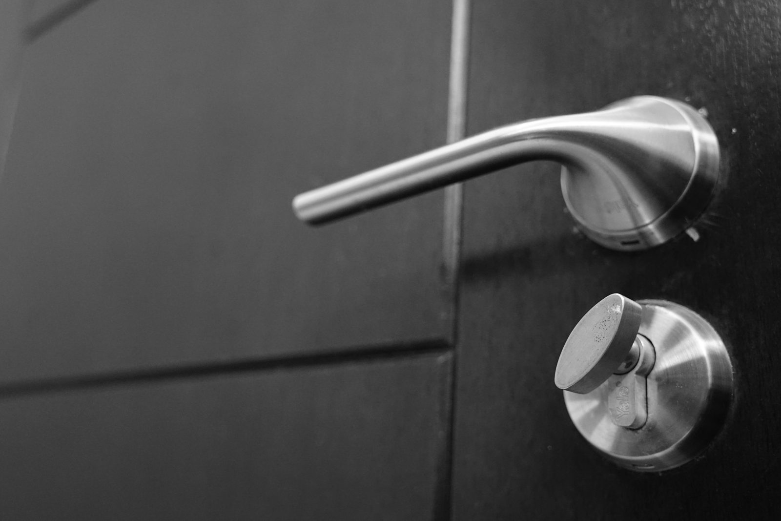 Lever door hardware for easier grip